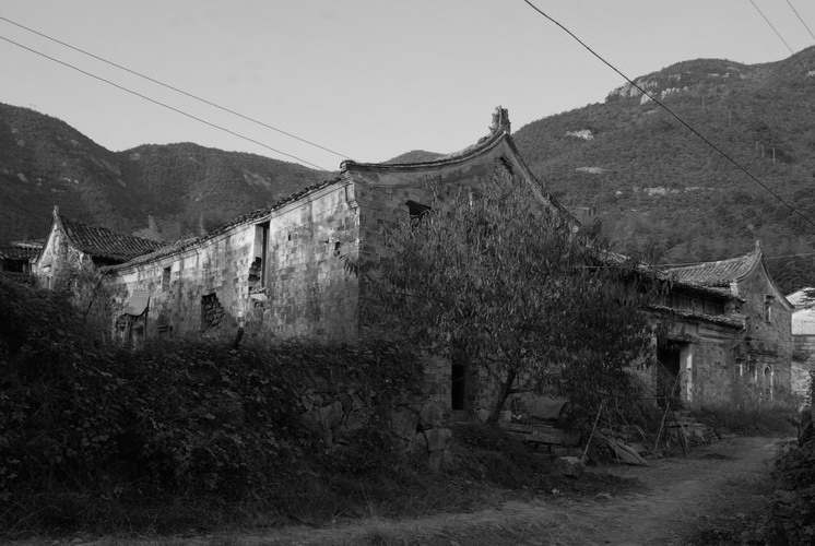 Mr. Zhang Chaoju and his parents lived in the old house in Lushan County, Henan Province Mr. Zhang Chaoju and his parents lived in the old house in Lushan County, Henan Province