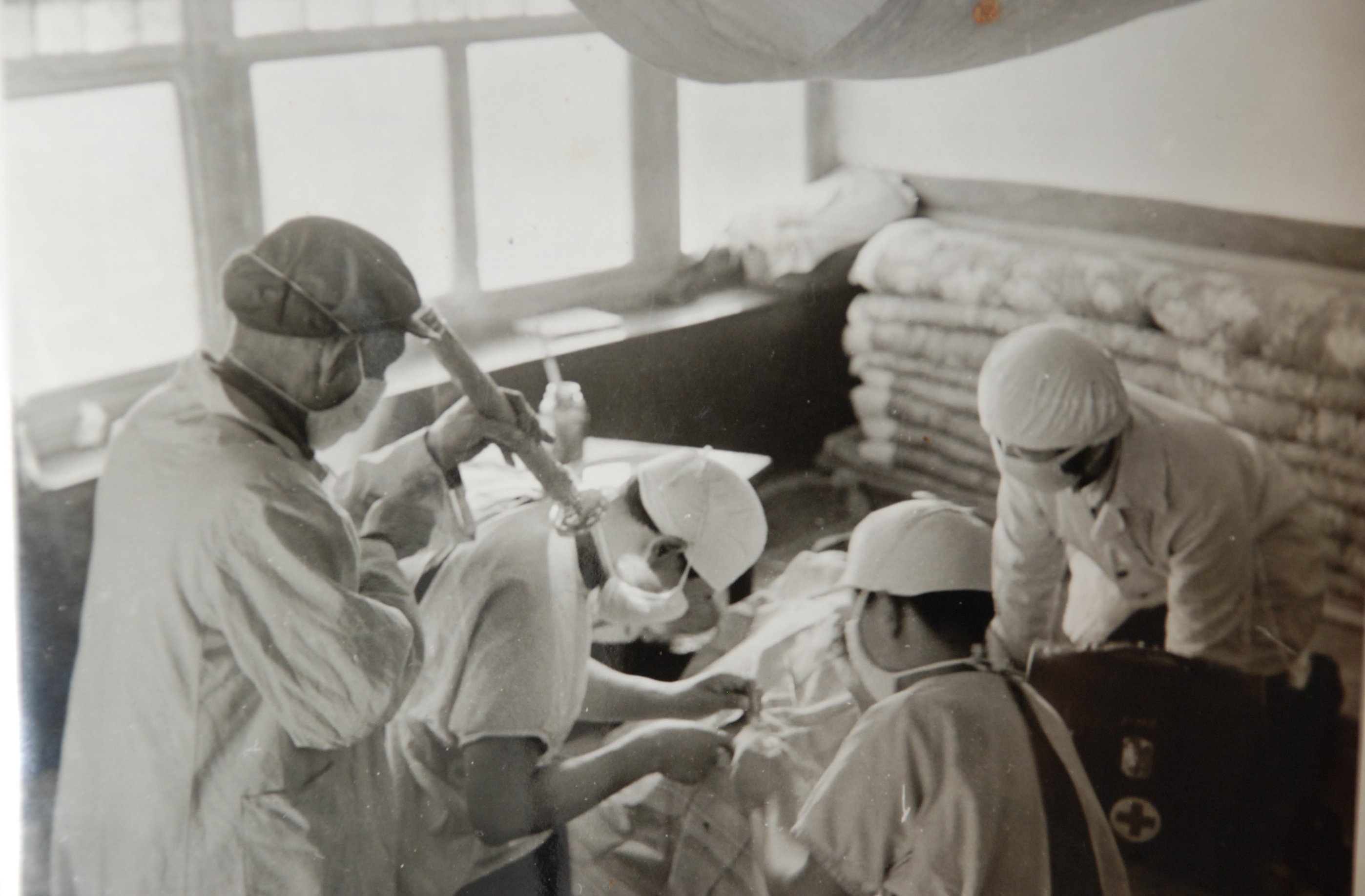 The first cataract surgery - cured countless patients on the earthen bed under the flashlight The first cataract surgery - cured countless patients on the earthen bed under the flashlight